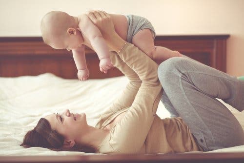 Une mère jouant avec son bébé