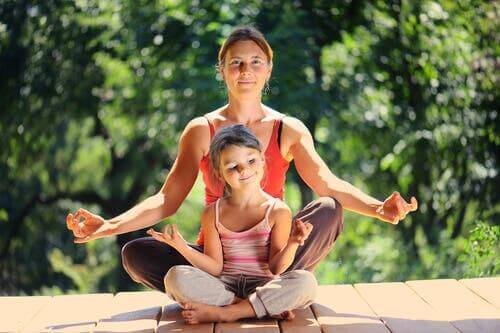 méditation entre mère et fille