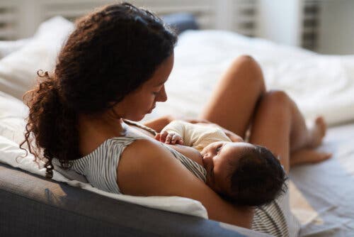 Une mère et son bébé