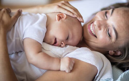 Une mère et son bébé.
