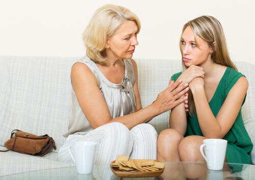Une mère qui discute avec sa fille.