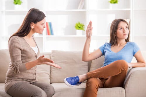 mère et fille se disputant