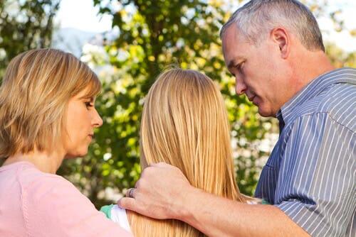 Des parents discutant avec leur fille.