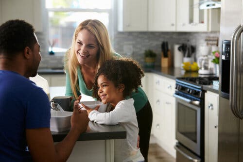 parents discutant avec leur fille