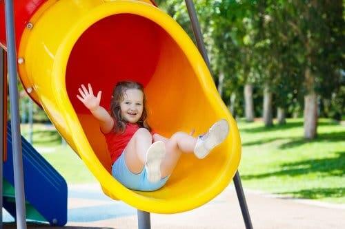 Une petite fille au parc.