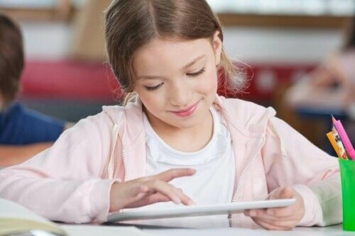 Une petite fille sur une tablette