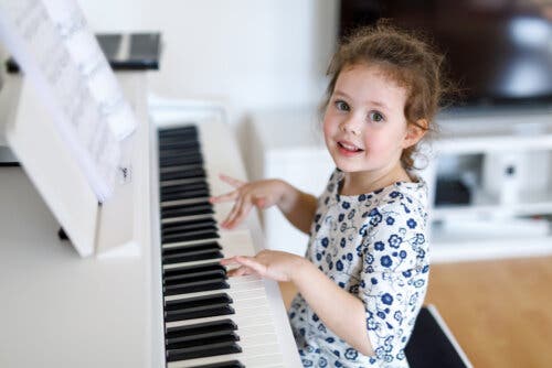 petite fille qui joue du piano