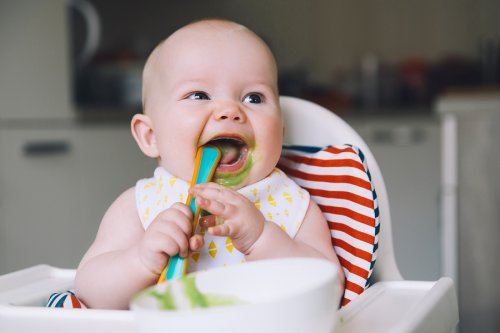 Un bébé heureux de manger.