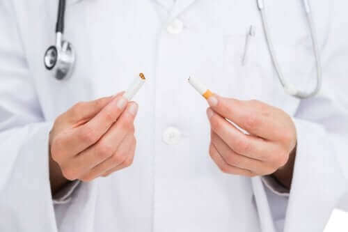 Un médecin brisant une cigarette.
