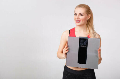 Une femme tenant une balance.