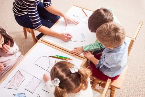 Des enfants dessinant.