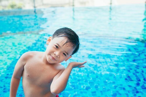 enfant à la piscine