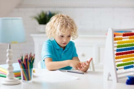 Un enfant apprenant à compter.