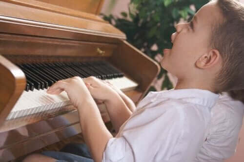 Un enfant jouant du piano.