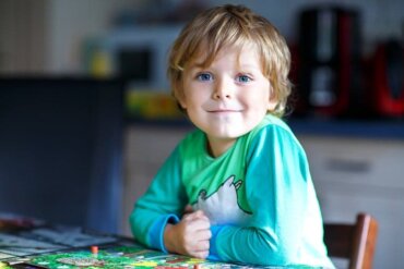 Un enfant jouant à un jeu de société.