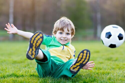 Un petit garçon qui joue au foot.