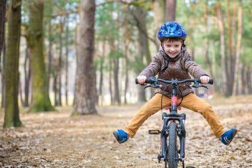 Un enfant faisant du vélo dans une forêt.