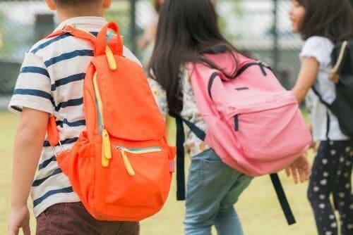 Des enfants allant à l'école.