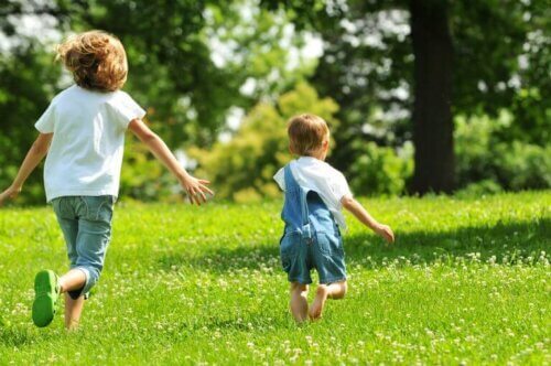 Des enfants qui courent.