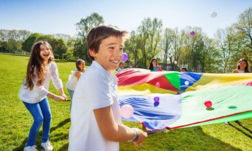 Des enfants qui jouent.