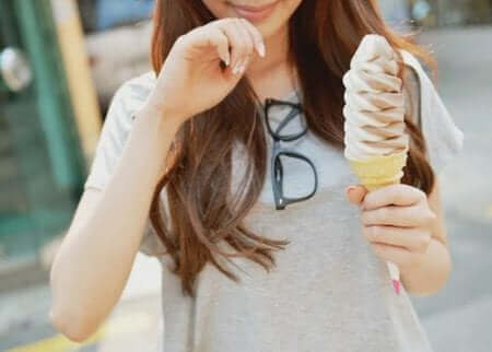 Une femme enceinte mangeant une glace.