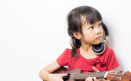 Une fille jouant de la guitare.