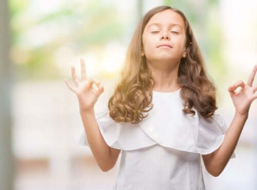 Une fille effectuant une posture de yoga.