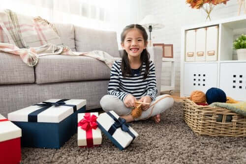 Une jeune fille ouvrant ses cadeaux.