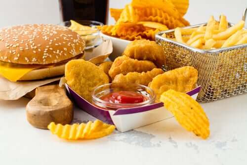 Plein de malbouffe sur une table.
