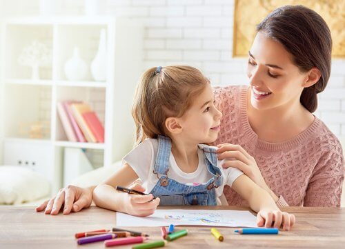 Une maman qui dessine avec sa fille.