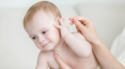 maman qui nettoie l'oreille de son bébé