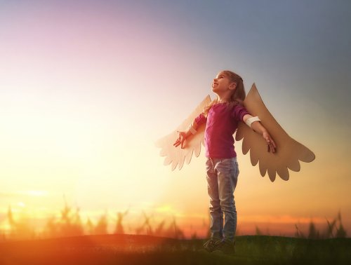 Une petite fille avec des ailes.