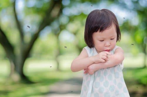 Une petite fille piquée par un moustique.