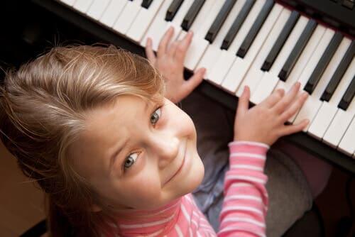 Une petite fille qui joue du piano.