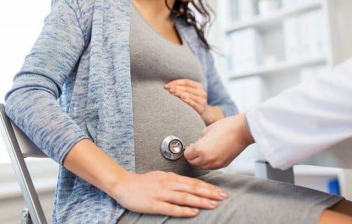 Une femme enceinte chez le médecin.