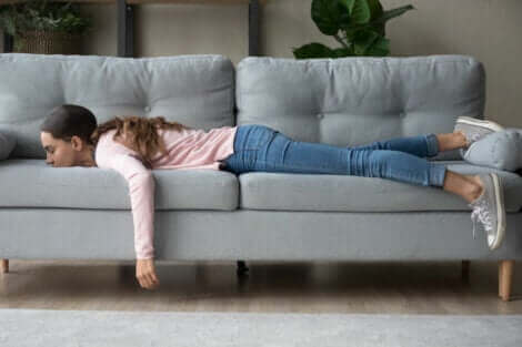 Une adolescente sur son canapé.