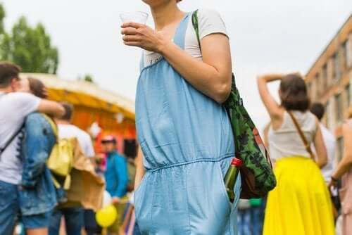 Un adolescent boit de l'alcool.