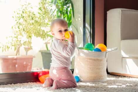 Un bébé avec un panier à jouets.