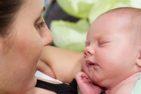 un nouveau-né dans les bras de sa maman. 