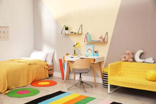 Une chambre d'enfant jaune.