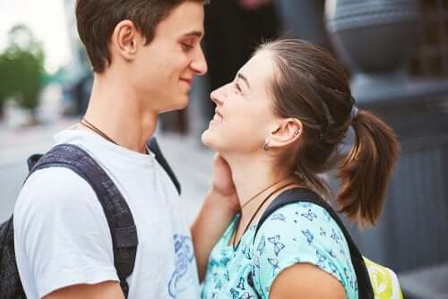 Un couple d'adolescents amoureux.