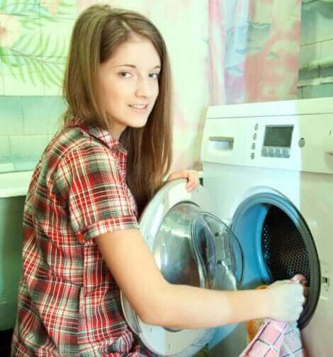 Une jeune fille faisant une lessive.