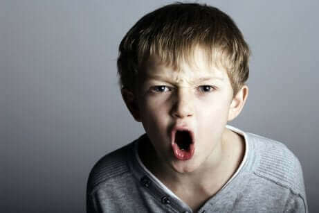Un enfant agressif en train de hurler.