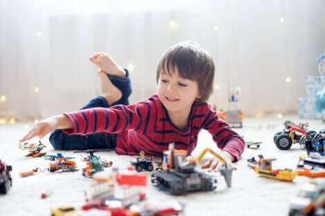 Un enfant jouant seul avec ses jouets.