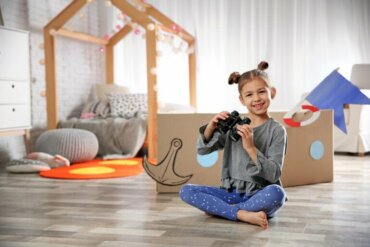 Petite fille jouant dans sa chambre d enfant.