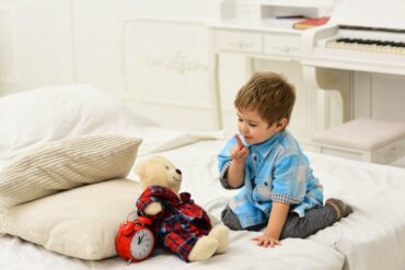 Les enfants qui se parlent à eux-mêmes en jouant : de nombreux avantages
