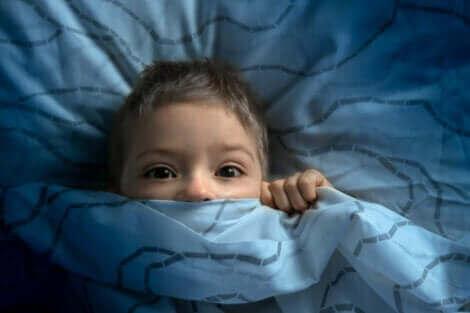 Un enfant dans son lit.