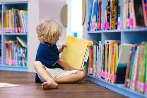 Un enfant qui lit dans une bibliothèque.