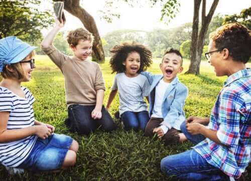 Des enfants font des jeux de coordination et réflexes tous ensemble.