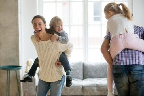 Des enfants jouant avec leurs parents.